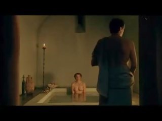 Lucy lawless topless w the łazienka