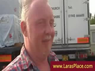 Prime hči hunts za a trucker