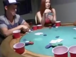 Mlada piščanci fukanje na poker noč