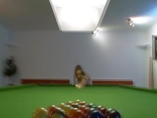 Două lezzies masturbare pe billiard