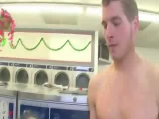 Vestida milfs engolida dong em laundrette