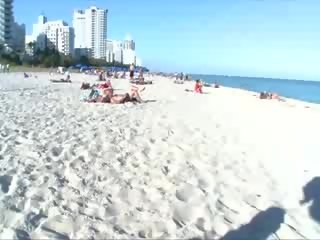 Libidinous babes suga fittor vid strand och kan inte få tillräckligt