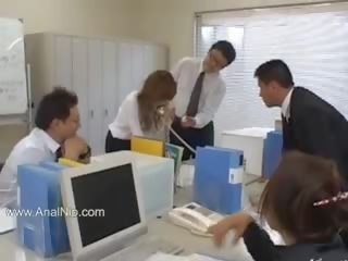 Asiatiskapojke sekreterare från tokyo med röv mjölk