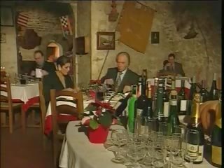 Suave italiane i rritur duke mashtruar bashkëshort në restorant