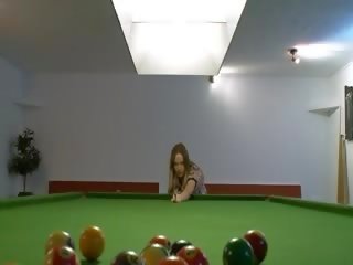 Twee lezzies masturbatie op billiard