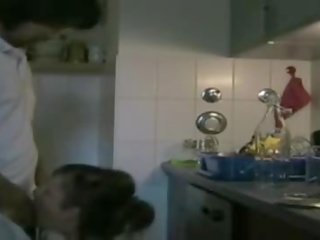 Sexualmente despertado pareja teniendo sexo en la cocina