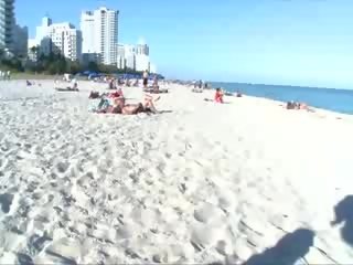 Libidinous bebês chupar cona em praia e hipocrisia obter suficiente