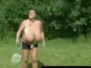 Грудаста grannie грати badminton